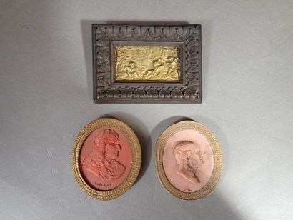 Petit bas-relief en métal doré figurant des...