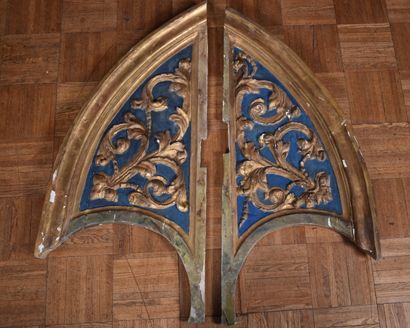 Deux éléments de haut de retable en bois...