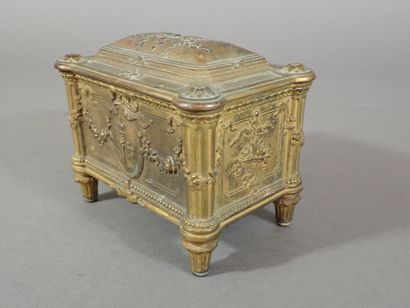 Coffret à bijoux en bronze doré à décor de...