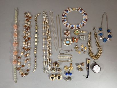 Lot de bijoux fantaisie comprenant : colliers,...