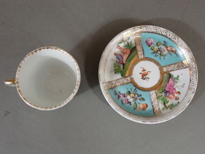 DRESDE, Tasse et sous-tasse en porcelaine...