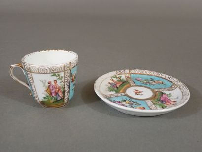 DRESDE, Tasse et sous-tasse en porcelaine...