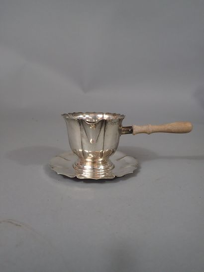 Petit crémier en métal argenté à bords chantournés...