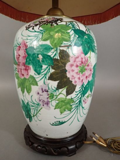 Vase en porcelaine à décor de motifs floraux....