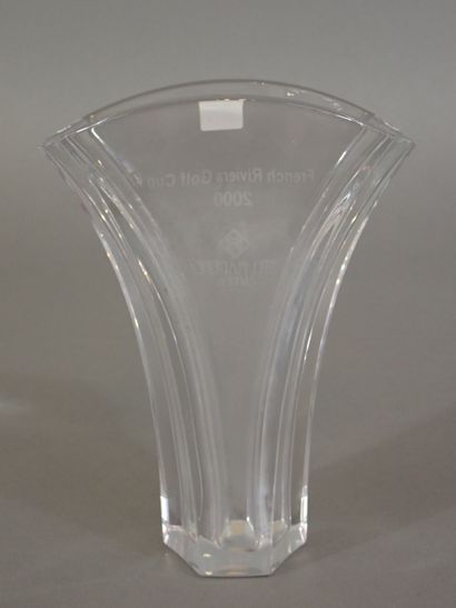 BACCARAT. Vase en cristal en forme d'éventail,...