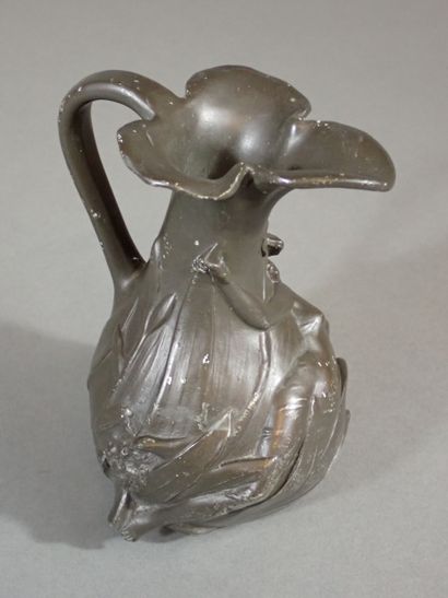 Jean GARNIER (1853-1910), Pichet en étain...