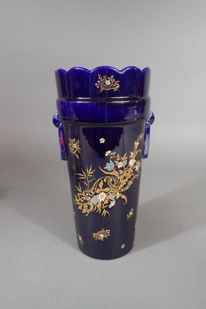 DE BRUYN - Fives-Lille. Grand vase en céramique...