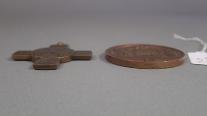 Lot de 2 médailles religieuses :
- AFRIQUE....