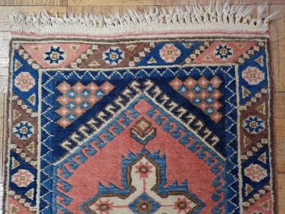 Petit tapis d'Orient en laine dans les tons...