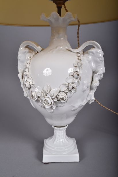 CAPODIMONTE, dans le goût de. Pied de lampe...
