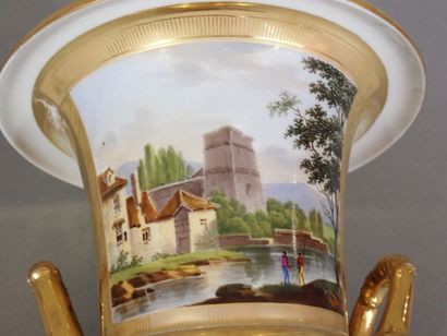Vase de forme Médicis en porcelaine de Paris...