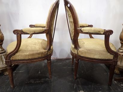 Paire de fauteuils cabriolet en bois mouluré...