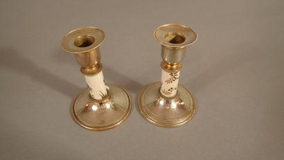 Paire de petits bougeoirs en laiton, le fût...