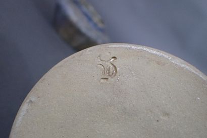 Ensemble de trois céramiques : 
- Un bougeoir...