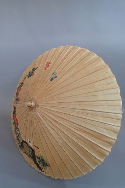 ***ASIE, Grande ombrelle en bambou et papier...