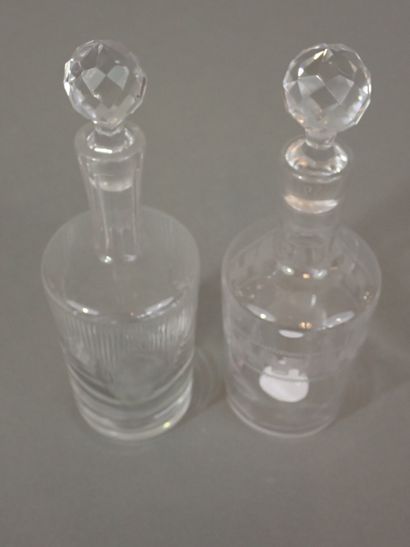 Ensemble de six carafes, carafons et burettes...