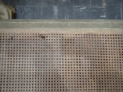 Banquette en bois et cannage reposant sur...