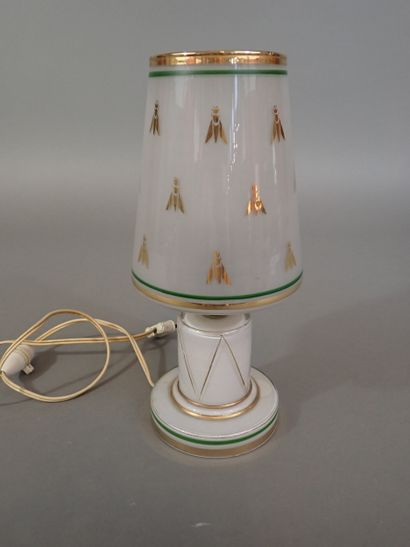 Lampe à poser en verre opalin à décor d'abeilles...