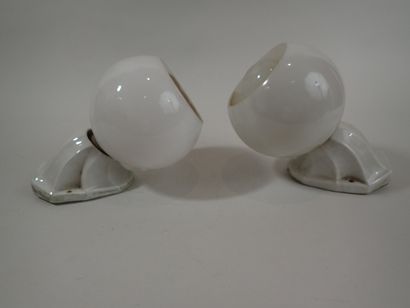 Paire d'appliques, les globes en opaline...