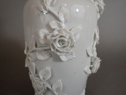ECOUTE-S'IL-PLEUT, attribué à. Vase en porcelaine...