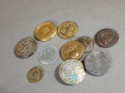 Ensemble de 10 boutons accidentés ou incomplets...