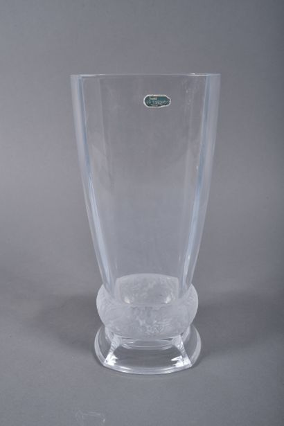 J.G. DURAND - France. Grand vase en cristal...
