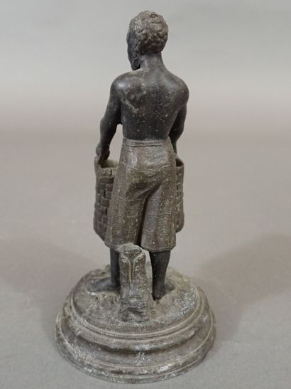 Petit régule patiné figurant un homme portant...