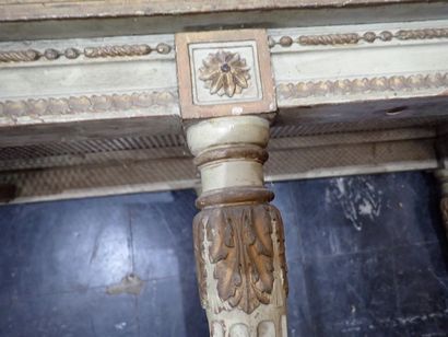 Banquette en bois et cannage reposant sur...