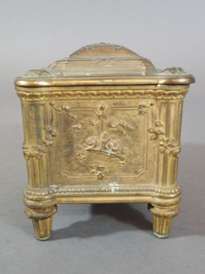 Coffret à bijoux en bronze doré à décor de...