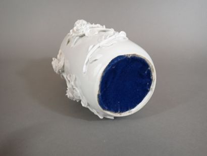 ECOUTE-S'IL-PLEUT, attribué à. Vase en porcelaine...