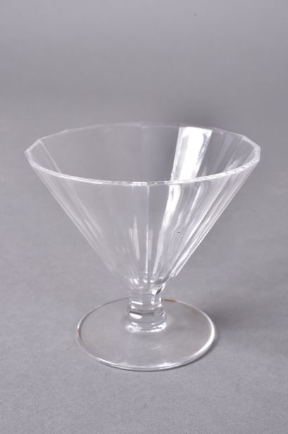 Huit coupes à champagne en cristal à pans...