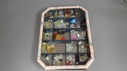 Lot de miniatures de parfums en vitrine dont...