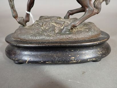 Cavalier oriental en régule patiné, sur socle...