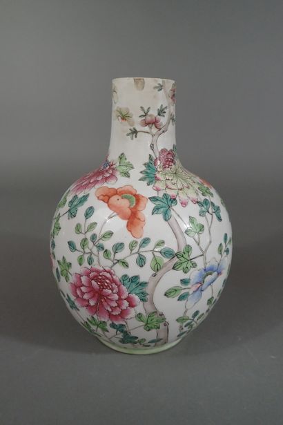 Chine ? Vase en porcelaine de forme balustre...