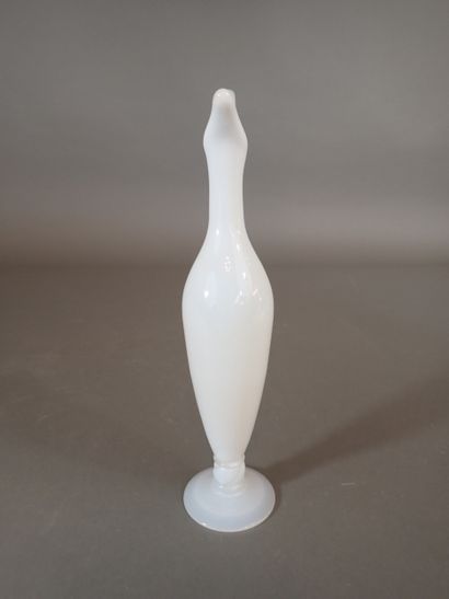 CRISTALLERIE DE SEVRES. Aiguière en opaline...