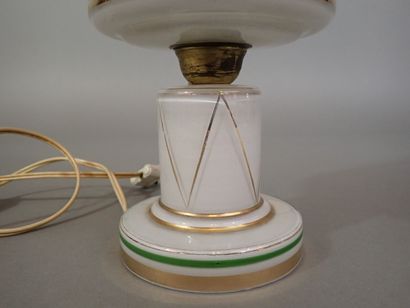 Lampe à poser en verre opalin à décor d'abeilles...