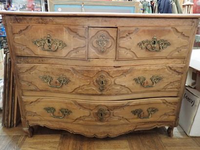 Commode galbée en noyer dite 