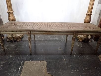 Banquette en bois et cannage reposant sur...
