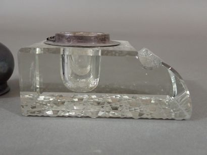 Encrier en verre à décor en pointes de diamants...