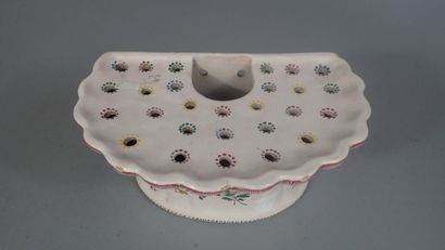 Bouquetière en faïence polychrome à décor...