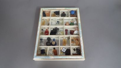 Lot de miniatures de parfums en vitrine dont...