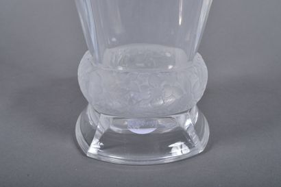 J.G. DURAND - France. Grand vase en cristal...