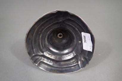 Paire de bougeoirs en métal argenté, le binet...