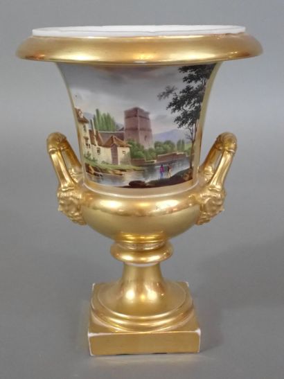 Vase de forme Médicis en porcelaine de Paris...