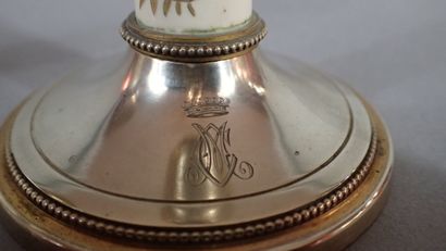 Paire de petits bougeoirs en laiton, le fût...