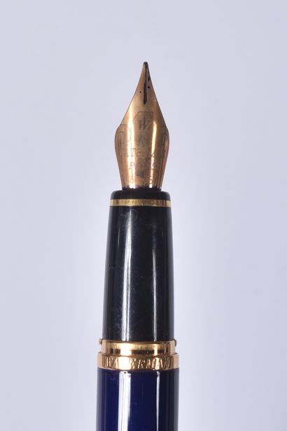 WATERMAN. Stylo plume en laque bleue, et...