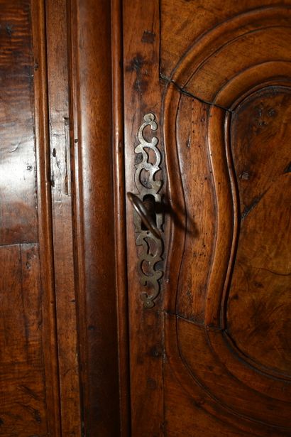 Belle armoire en noyer mouluré et sculpté...