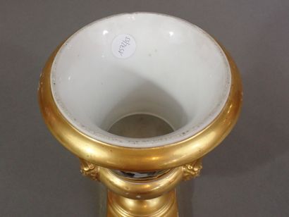 Vase de forme Médicis en porcelaine de Paris...