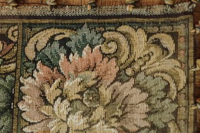 Dessus de table oriental à décor floral dans...