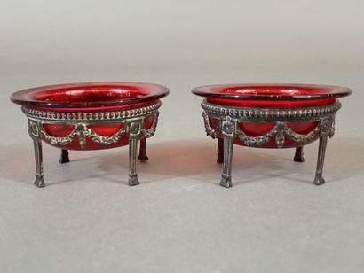 Lot de deux petits salerons de table en verre...